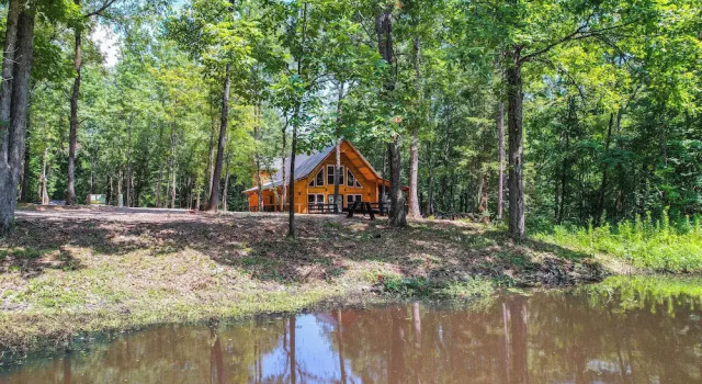 Upscale Broken Bow Cabin: Hot Tub & Fishing Pond!, Boek Vakantiehuis Broken Bow Oklahoma