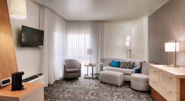 Четырёхместный люкс Executive Courtyard by Marriott Phoenix Mesa Gateway Airport