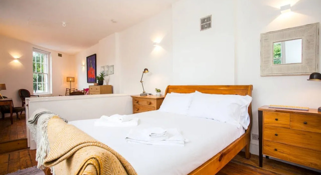 Unique Georgian 2 Bed House in Bermondsey, Забронировать Отель Отели Лондона 3 звезды, рядом с The Medieval Banquet, 3*