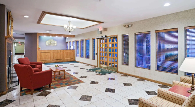 La Quinta Inn & Suites by Wyndham Overland Park, Rezervați Hotel Overland Park 