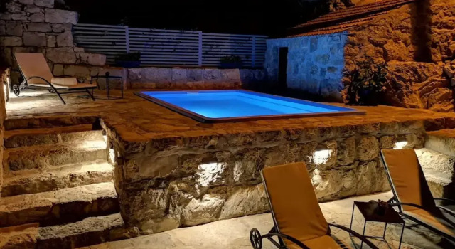 Коттедж Stone Holiday Home in Brotnice Dalmatia with Outdoor Hot Tub