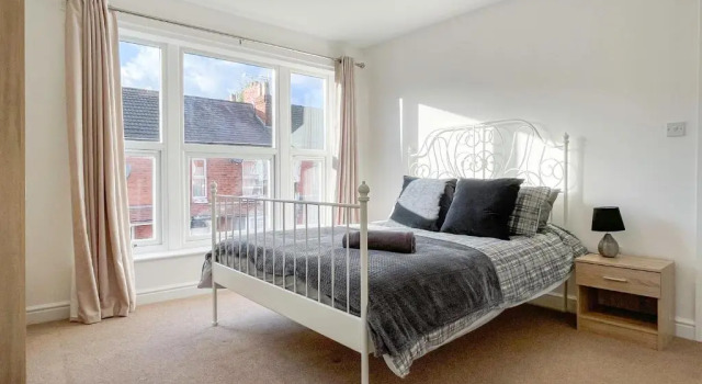Spacious 2-bed Apartment in Crewe by 53 Degrees Property, ideal for Business & Professionals, FREE Parking - Sleeps 3
