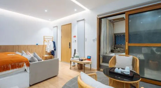 Семейный люкс с 2 комнатами с видом на озеро Yunshang Time Lake View Hot Spring Resort Homestay (Heshun Branch)