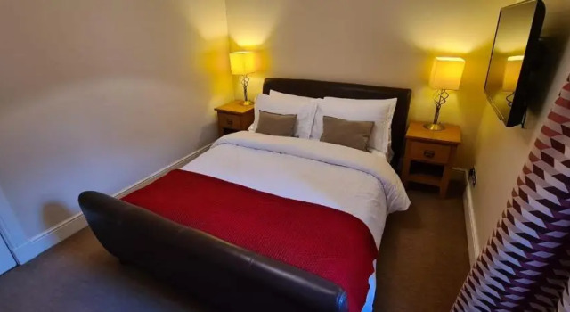 Coats Apartments, Paisley near Glasgow Airport, Paisley Gilmour Street Station, UWS, Royal Alexandria Hospital & Paisley Town Centre