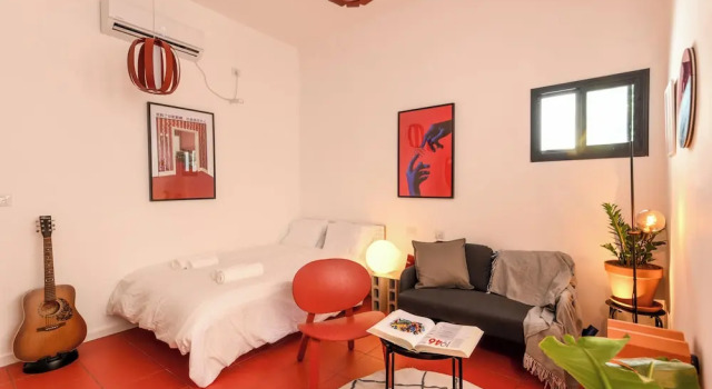 Chic Red Studio near Talpiot Market