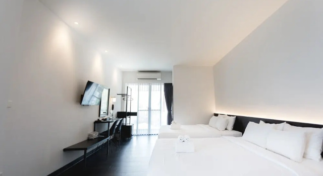 Четырёхместный номер Standard с балконом iWualai Hotel