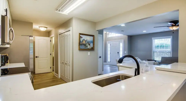 Charming Lewes Townhome w/ Sunroom: 5 Mi to Beach!, 예약 아파트 루이스 