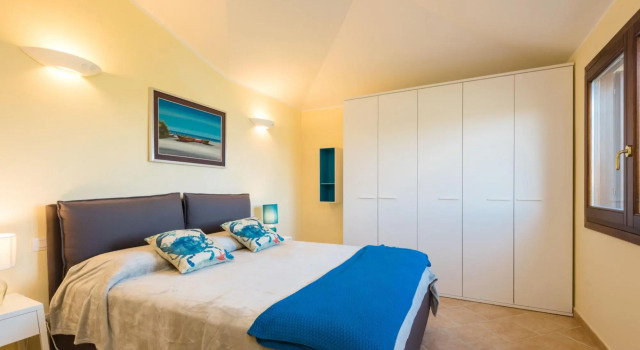 It has 3 bedrooms ( two double and one with two single beds ), two bathrooms, living room, kitchen,-PERLACEA 34
