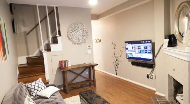 Cozy Home in Prestigious Georgetown, Забронировать Отель Отели Вашингтона с парковкой, рядом с Embassy of Laos, Парковка