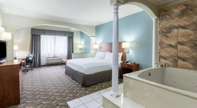 Люкс Holiday Inn Express Hotel and Suites Lake Charles by IHG