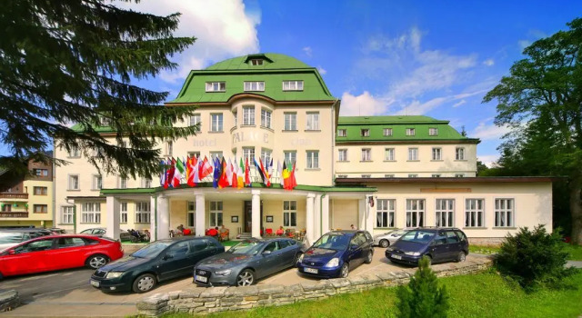 Palace Club, Забронировать Отель Отели Шпиндлерув-Млин с парковкой, рядом с Горнолыжный курорт Шпиндлерув-Млин, Парковка