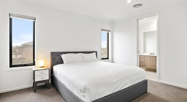 Апартаменты Spacious 5-bed Home in Peaceful Point Cook