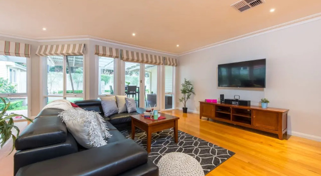 Lovely 5BR house walk to train and shops, Prenota Hotel Melbourne Regione di Melbourne
