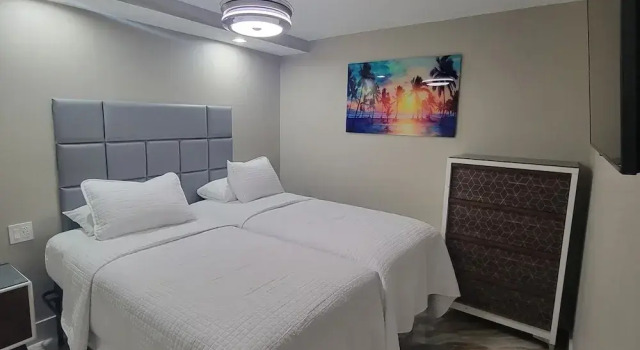 Кровать в общем номере с 6 комнатами Alexander 81921 6 Bedroom Apts