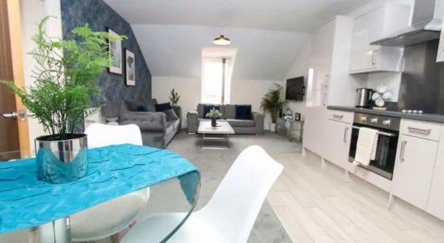 Апартаменты No11 Luxe Living Guest House-Sleeps 6-Family Friendly-Private Parking-Wifi-City-Beach