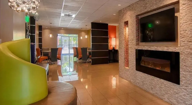 Days Inn & Suites by Wyndham Bonita Springs North Naples, Забронировать Отель Бонита-Спрингс Southwest Florida