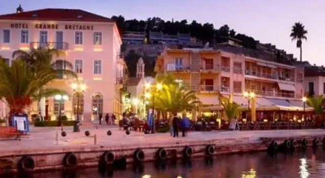 Трёхместный семейный номер Standard Мансарда Grande Bretagne - Nafplio