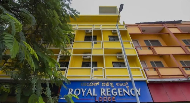 Royal Regency Lodge, Забронировать Отель Отели Бангалора с парковкой, рядом с Karnataka Chitrakala Parishath, Парковка