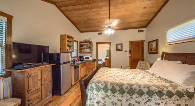 Waldrip Cabin, Забронировать Отель Фредериксберг Texas Wine Country, рядом с Театр Rockbox