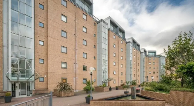 Bright 2 Bed 2 Bath apt Near Canary Wharf, Varaa Huoneisto Asunnot kohteessa Merseyside, Huoneisto