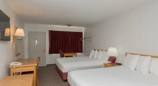 Четырёхместный номер Standard Motel 8 Rock Springs