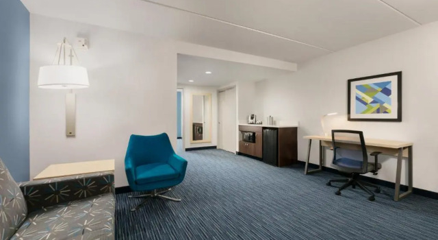 Люкс Holiday Inn Express Hotel & Suites Norfolk Airport by IHG