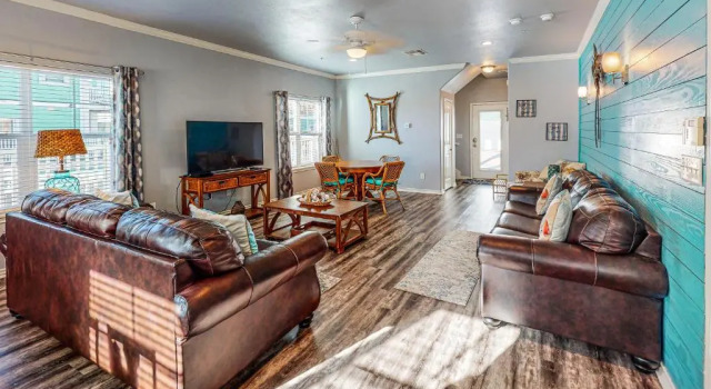 MC16 Multi-Level Condo, Shared Pool & Hot Tub, Close to Beach