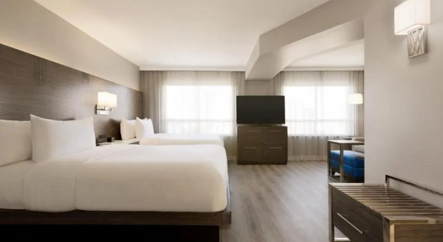 Четырёхместный люкс Embassy Suites By Hilton Montreal Airport