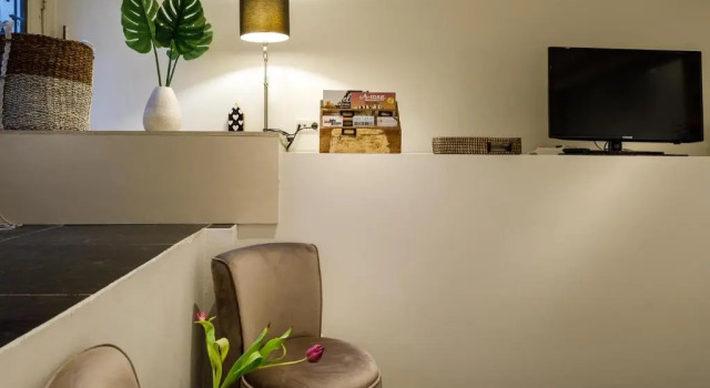Апартаменты 18th Century Groundfloor Canal House with patio/garden