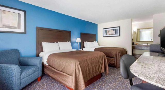 Четырёхместный номер Standard Days Inn and Suites by Wyndham Oxford
