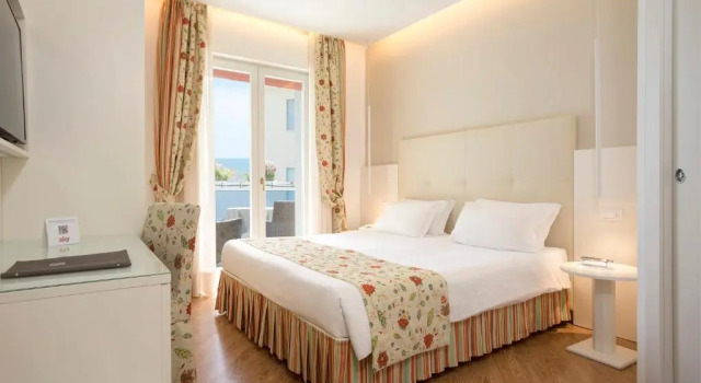 Двухместный номер Standard с частичным видом на море Hotel Cavalieri Palace & Suites