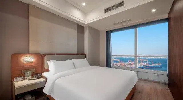 Люкс с красивым видом из окна Madison Hotel Dalian Harbor Square, Donggang Business District