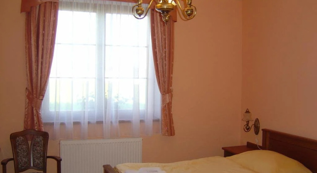 Hotel Tři Věžičky, Rezerwuj Hotel Hotele w Central Bohemia z parkingiem, Parking