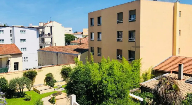 Appt moderne Vieil Antibes 3 pièc, Забронировать Апартаменты/квартира Отели Антиб с парковкой, рядом с Antibes Archaeology Museum, Парковка