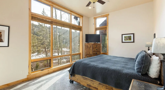 8201 Mill Creek - Private Hot Tub! 3 Bedroom Condo by RedAwning, Забронировать Апартаменты/квартира Отели Roosevelt National Forest с парковкой, Парковка