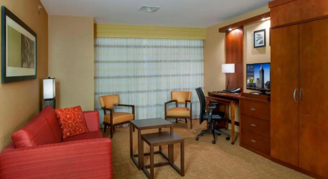 Четырёхместный люкс c 1 комнатой Courtyard by Marriott Indianapolis Noblesville