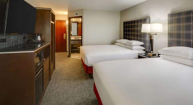Четырёхместный номер Deluxe Drury Inn & Suites St Joseph