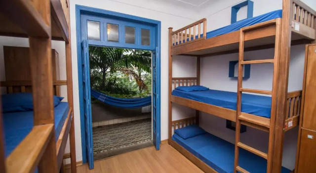 Кровать в общем номере с балконом Ipanema Beach House