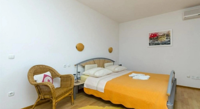 Studio apartment Lemar - parking and barbecue: SA3 Bol, Island Brac, Prenota Appartamento Bol 