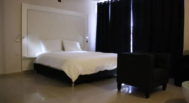 Студия с балконом и с красивым видом из окна Rich Royal Suites