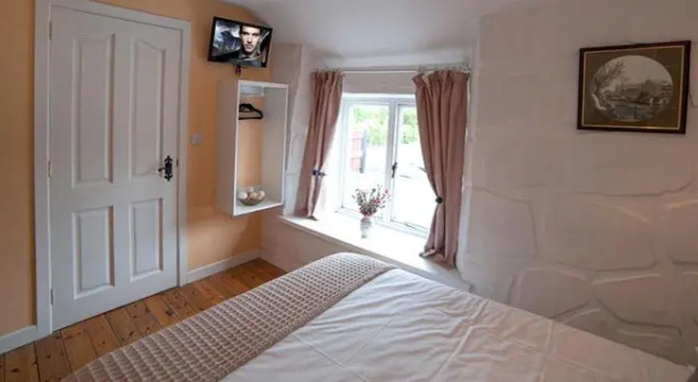Finn MacCools Public House & Guest Inn, Book Pension Bushmills Antrim County