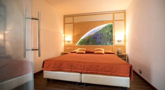 Четырёхместный номер Standard с балконом Hotel Touring