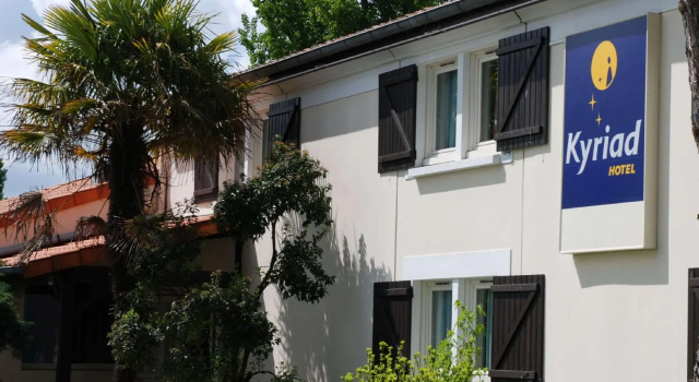 Кровать в общем номере Kyriad Bordeaux Lormont