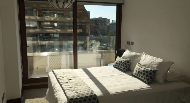 Las Condes con terraza, piscina, AC y parrilla, Buchen Sie Ferienwohnung Las Condes Metropolitan Region, in der Nähe von Einkaufszentrum Apumanque Mall