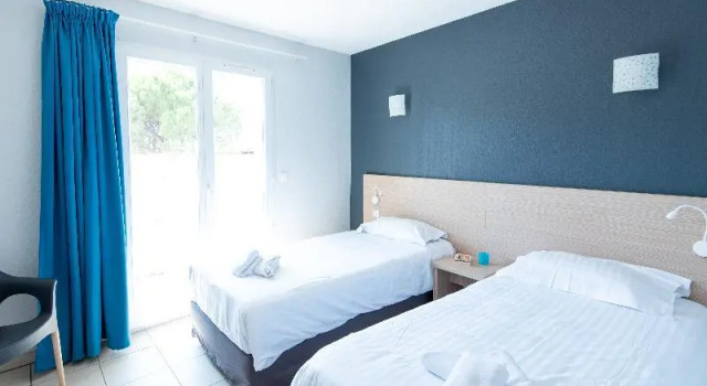 Кровать в общем номере с 3 комнатами Comfort Aparthotel Frejus La Tour de Mare