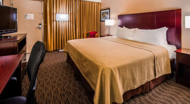 Люкс с 2 комнатами с видом на бассейн Best Western State Fair Inn
