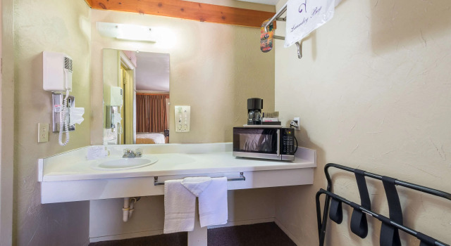 Четырёхместный номер Standard Americas Best Value Inn - Legends Inn