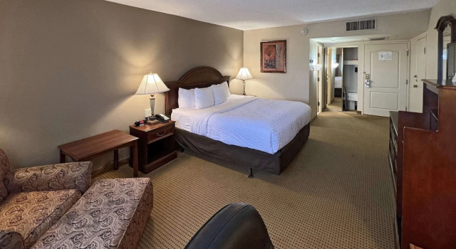 Двухместный номер Standard с видом на бассейн Clarion Inn Garden City
