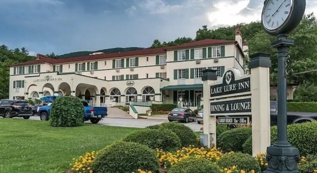 Lake Lure Inn and Spa, Забронировать Курортный отель Курортные отели Лейк-Лур, Курортный отель