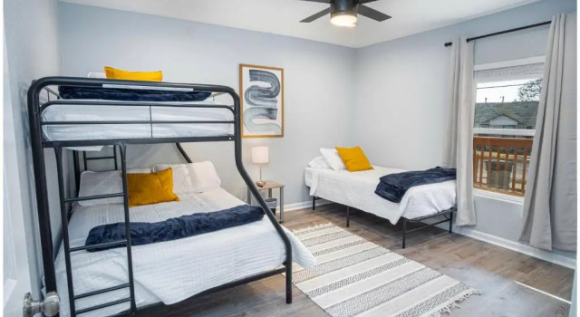 Adorable 4BR 2BA Close to Riverwalk and Downtown, Book Feriehus Sommerhuse i Bexar County, Hytte